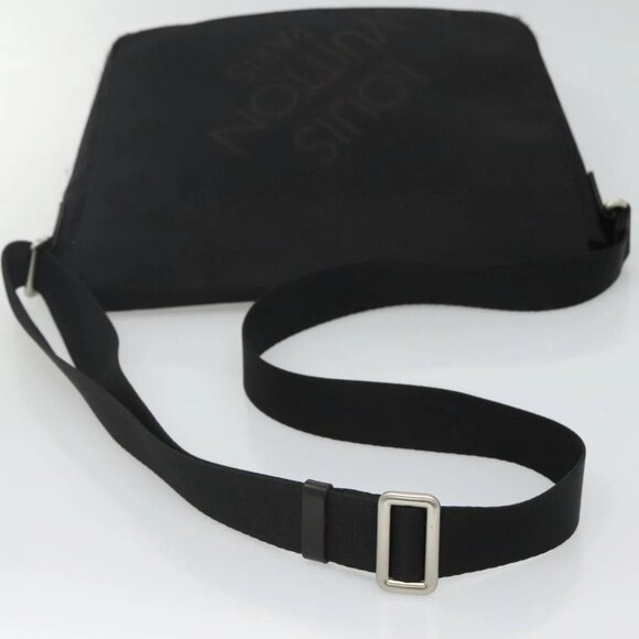 LOUIS VUITTON Damier Geant Messager NM Shoulder Bag Noir - Picture 5 of 16
